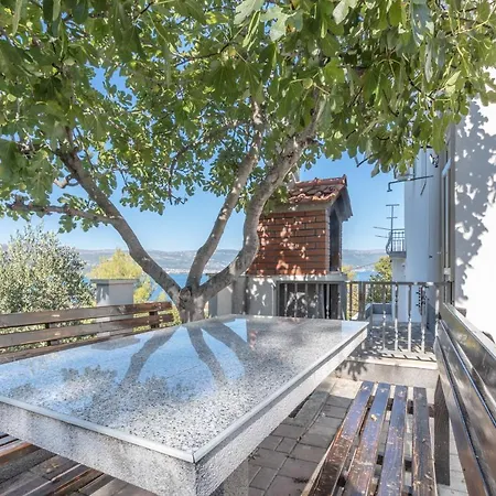 Insulam Mare Trogir